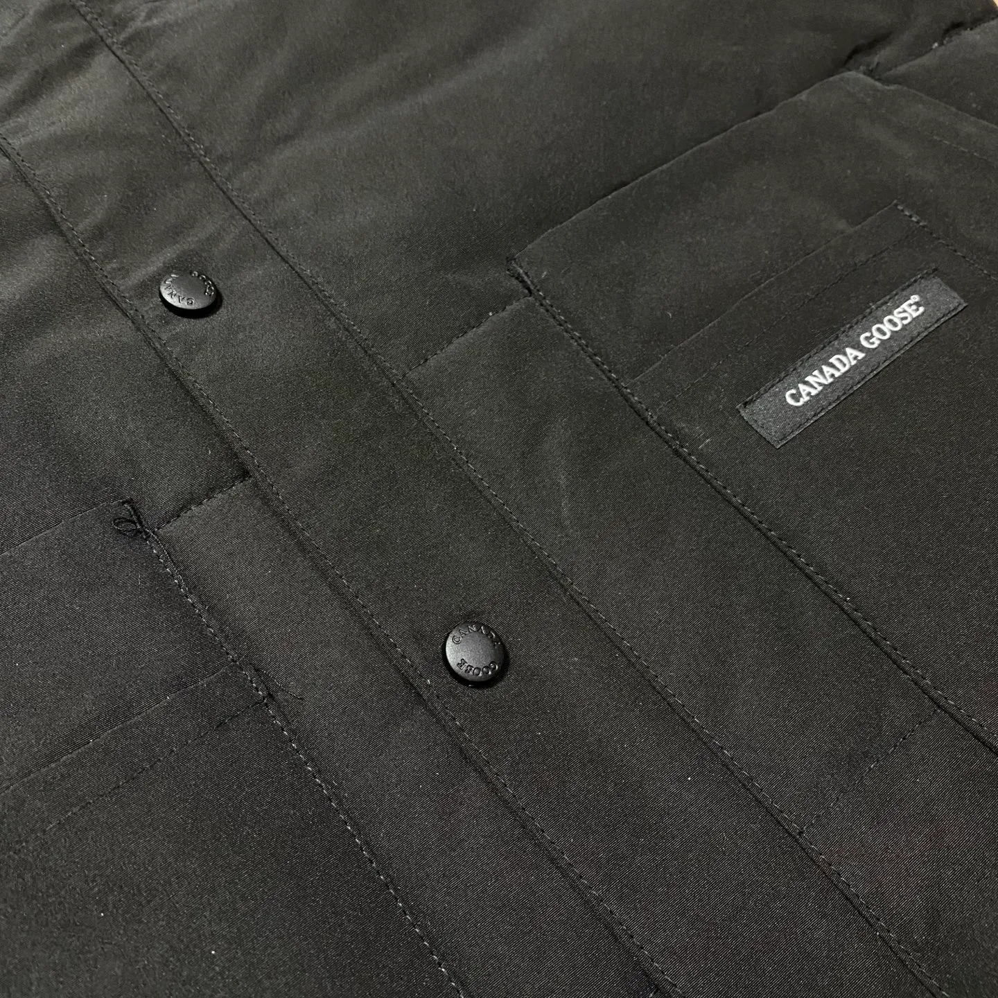 P400 Black] Canada Goose#Freestyle Canadian Crew 4154M Men’s and Women’s Vest Down# ➖ Imported Behringer embroidery machine with customized 10,000-needle embroidery logo! ➖ Imported 21-count polyester-cotton blended original fabric, using Feather-Light 10D waterproof coating fabric, made of 84.5% polyester fiber and 15.5% cotton, 100% the best feel in the entire network! ➖ The official website synchronizes the national standard 80 white duck down, and will never mislead by false claims such as 90 down or goose down! ➖ 100% nylon lon lining with double double-layer sealing design to prevent velvet from running away. Top-grade polar fleece is used in the collar and pockets to keep warm and comfortable! ➖ Yoshida YKK provides original custom-made electroplated sliders. YKK two-way lockable zippers are tight and smooth and will not peel off paint! ➖ 3M composite original Velcro is durable, and all accessories and hardware are disassembled and customized! ⛔No slander, no exaggeration, no need for too much copywriting, because it is focused, it is professional!  SIZE: M L XL XXL